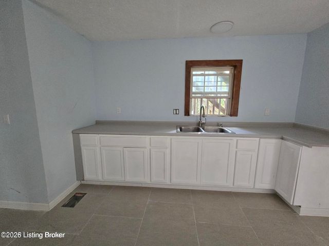 4534 Lake Dreamland Rd, Louisville, KY 40216