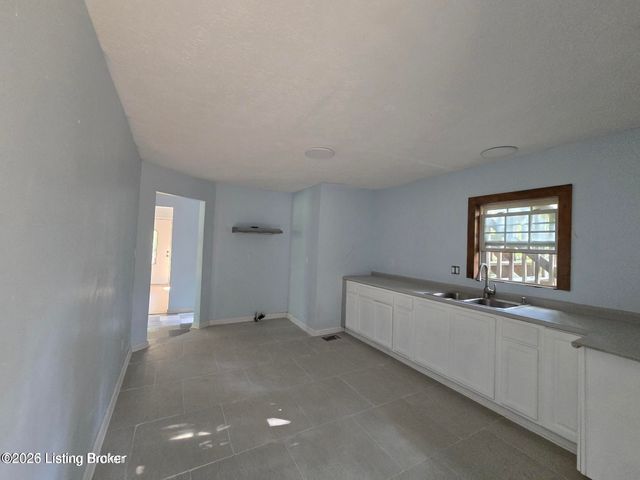 4534 Lake Dreamland Rd, Louisville, KY 40216