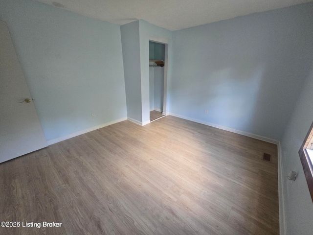 4534 Lake Dreamland Rd, Louisville, KY 40216