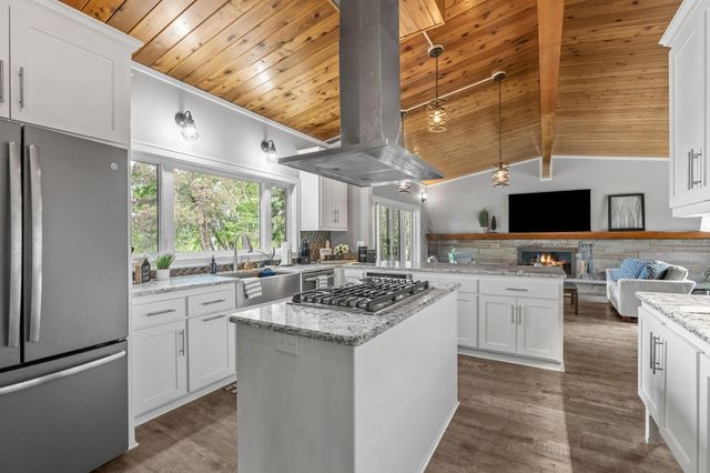 2666 Keller Parkway, Maplewood, MN 55109