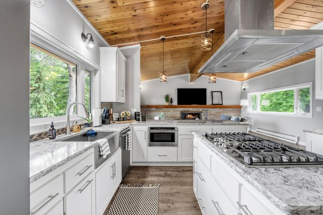 2666 Keller Parkway, Maplewood, MN 55109