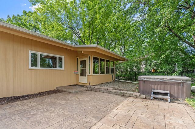2666 Keller Parkway, Maplewood, MN 55109