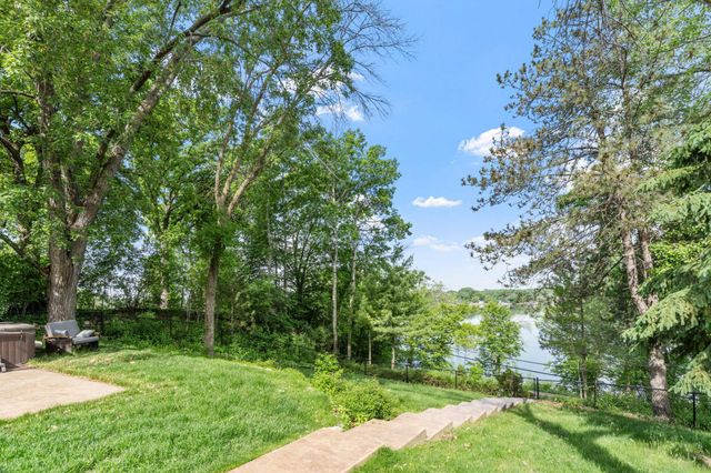 2666 Keller Parkway, Maplewood, MN 55109