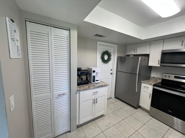 8511 NW 8th Street, Pembroke Pines, FL 33024