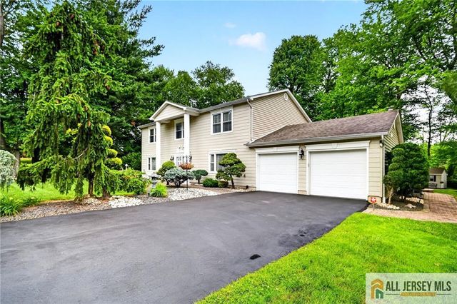 3 Driftwood Court, Monroe, NJ 08831