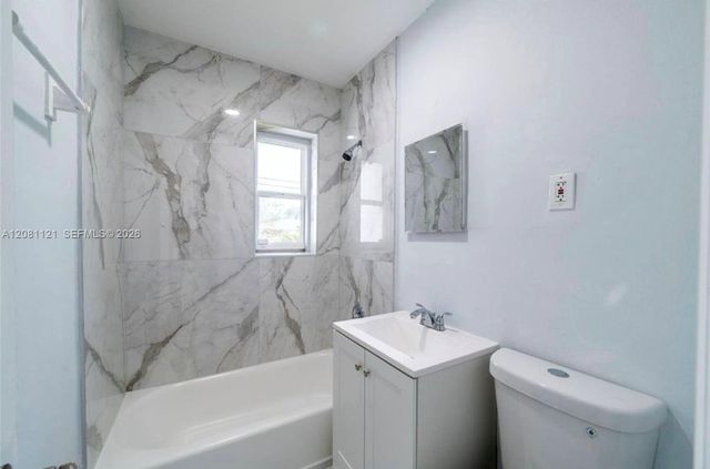 425 NW 14th Way, Fort Lauderdale, FL 33311