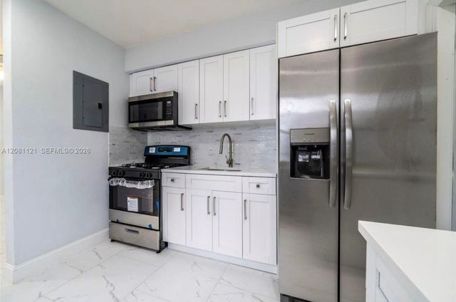 425 NW 14th Way, Fort Lauderdale, FL 33311