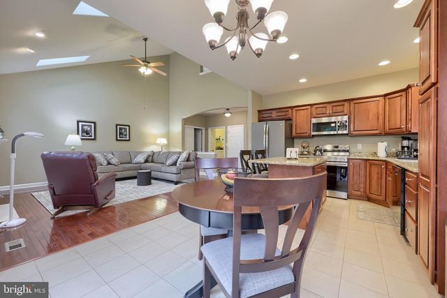 14 CHAMBERLAIN LN, Millersville, PA 17551