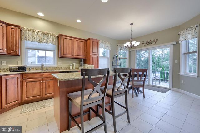 14 CHAMBERLAIN LN, Millersville, PA 17551