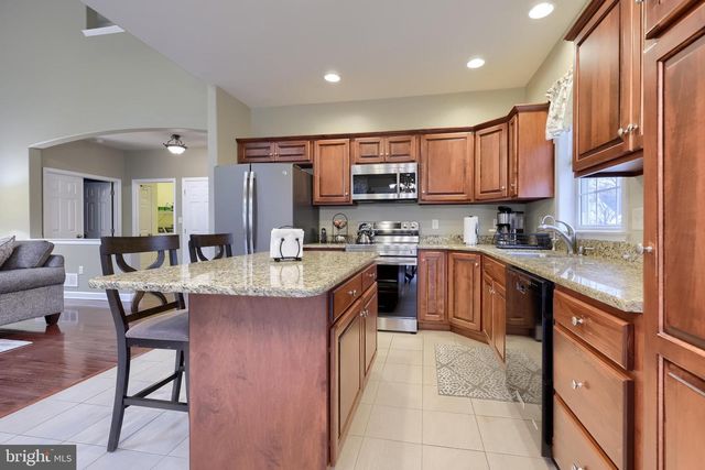 14 CHAMBERLAIN LN, Millersville, PA 17551