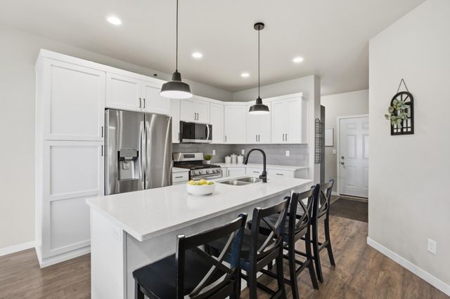 6741 71st Avenue S, Horace, ND 58047