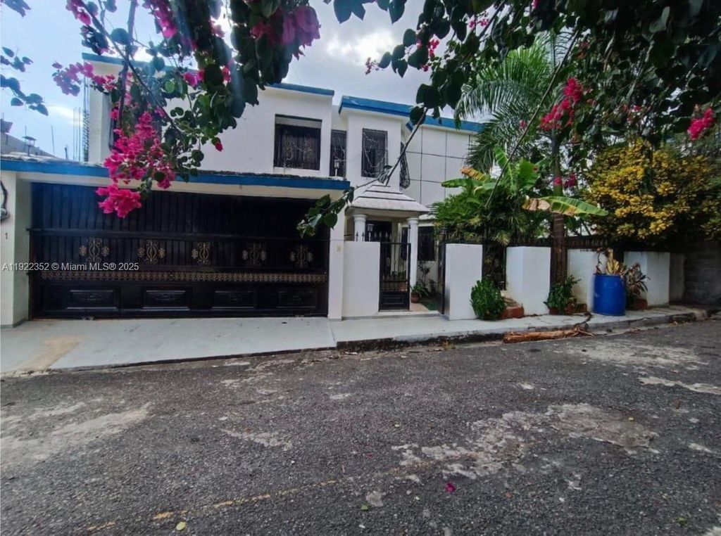 Image 1 of property listing at 3 3ra 00000