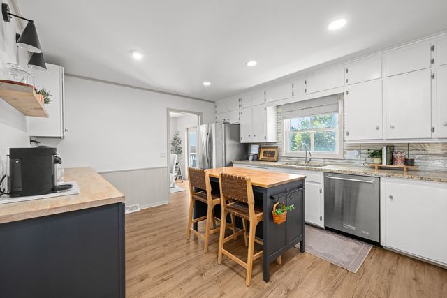 2717 E 37th Street, Davenport, IA 52807