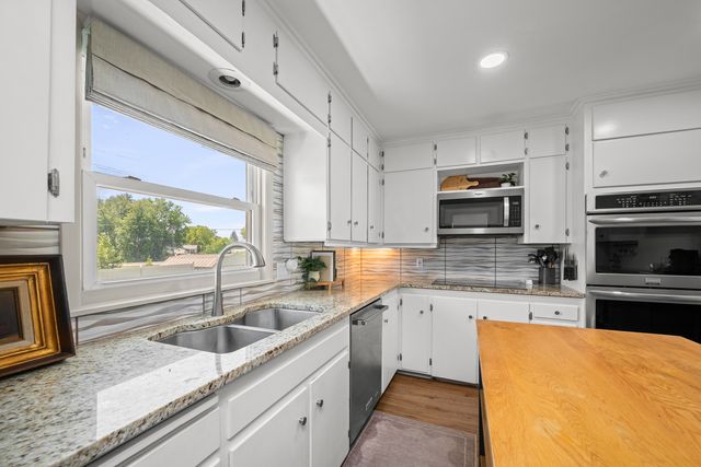 2717 E 37th Street, Davenport, IA 52807