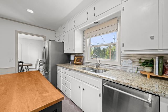 2717 E 37th Street, Davenport, IA 52807