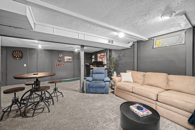 2717 E 37th Street, Davenport, IA 52807