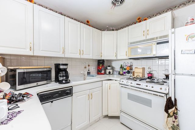 186 Lexington St 8, Watertown, MA 02472