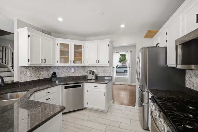 843 Newbury Court, Grayslake, IL 60030