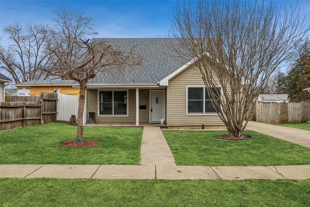 903 E 27th Court, Des Moines, IA 50317