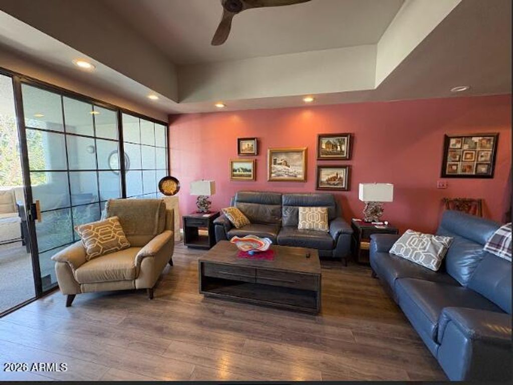 Image 11 of property listing at 902 W GLENDALE Avenue 212, Phoenix, AZ 85021
