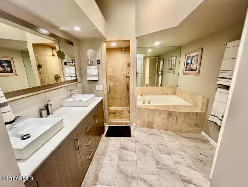 Image 19 of property listing at 902 W GLENDALE Avenue 212, Phoenix, AZ 85021