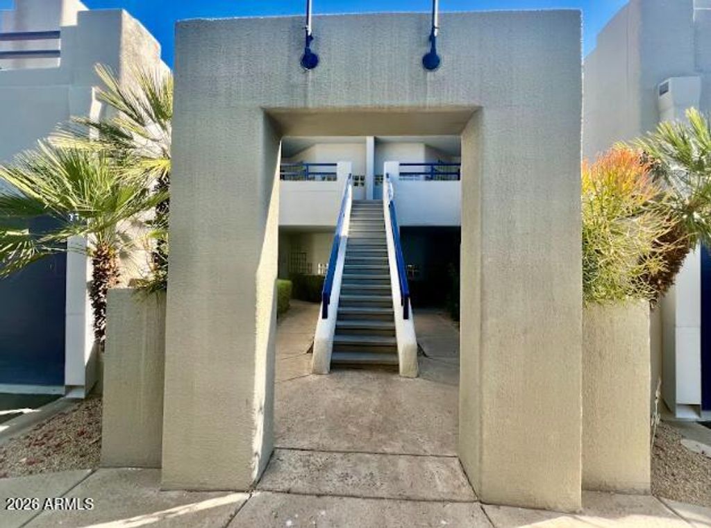 Image 2 of property listing at 902 W GLENDALE Avenue 212, Phoenix, AZ 85021