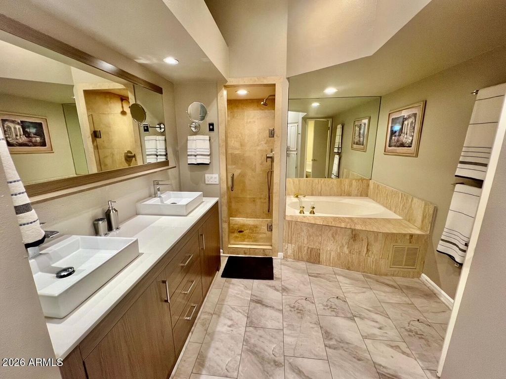 Image 20 of property listing at 902 W GLENDALE Avenue 212, Phoenix, AZ 85021