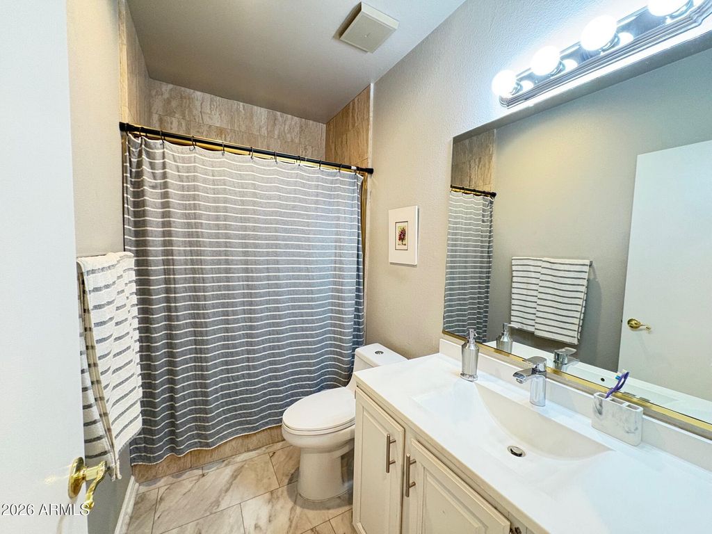 Image 26 of property listing at 902 W GLENDALE Avenue 212, Phoenix, AZ 85021