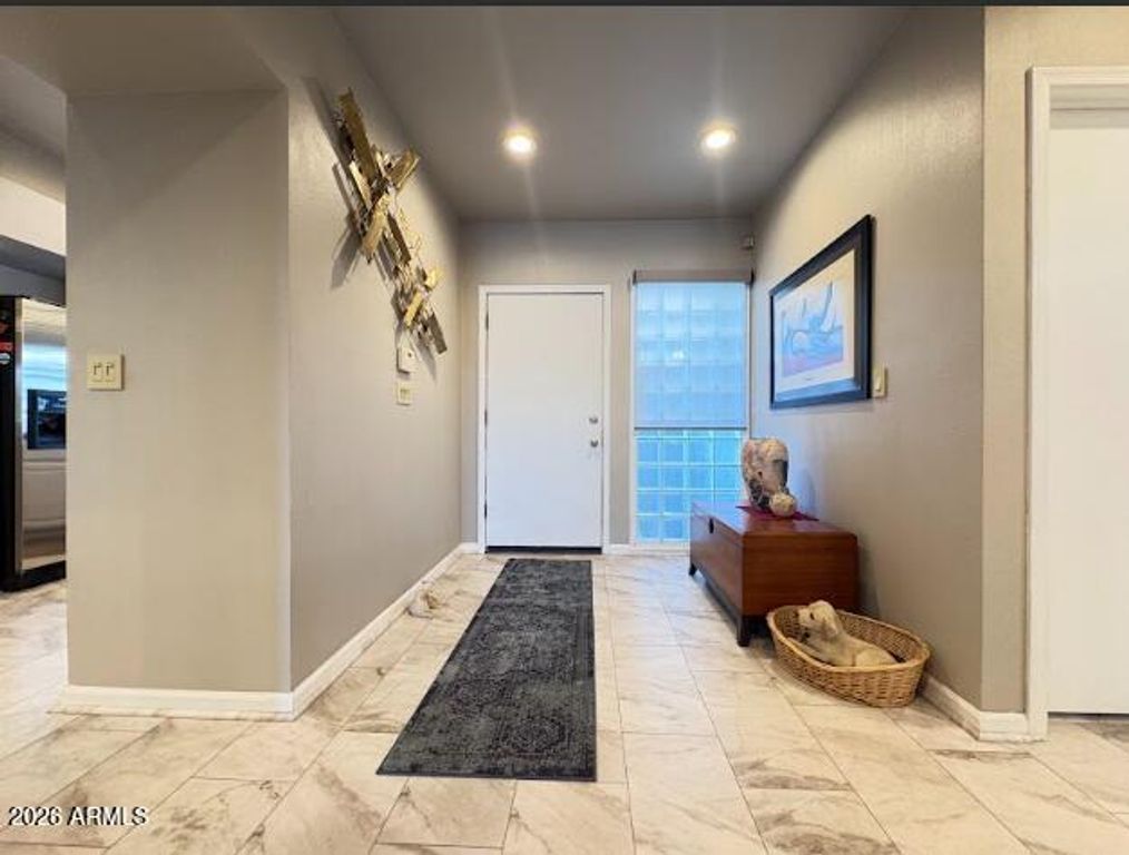 Image 3 of property listing at 902 W GLENDALE Avenue 212, Phoenix, AZ 85021