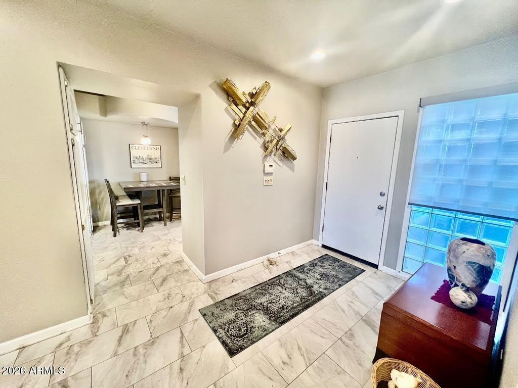Image 4 of property listing at 902 W GLENDALE Avenue 212, Phoenix, AZ 85021