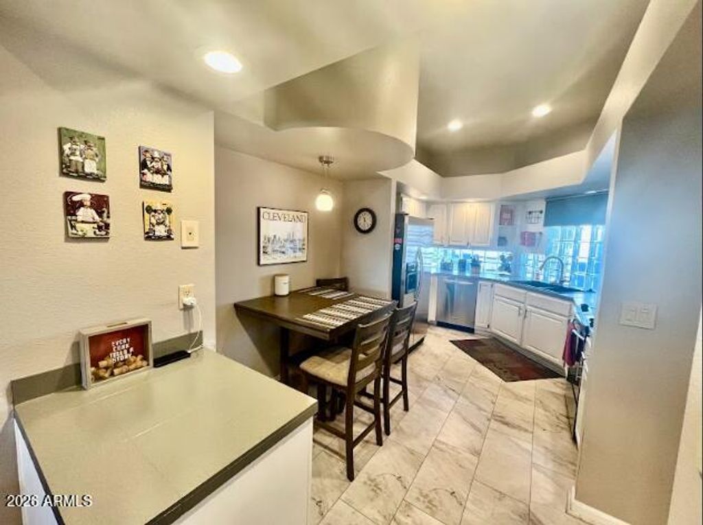 Image 5 of property listing at 902 W GLENDALE Avenue 212, Phoenix, AZ 85021