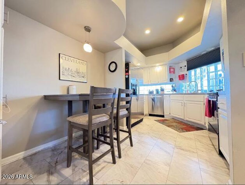 Image 6 of property listing at 902 W GLENDALE Avenue 212, Phoenix, AZ 85021