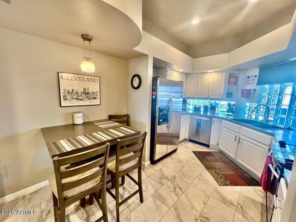 Image 8 of property listing at 902 W GLENDALE Avenue 212, Phoenix, AZ 85021