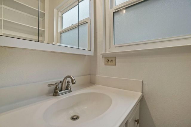 1005 Dover Dr, Lodi, CA 95242