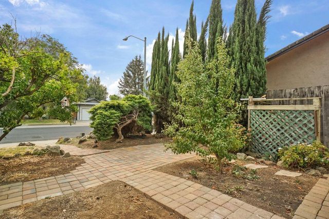 1005 Dover Dr, Lodi, CA 95242