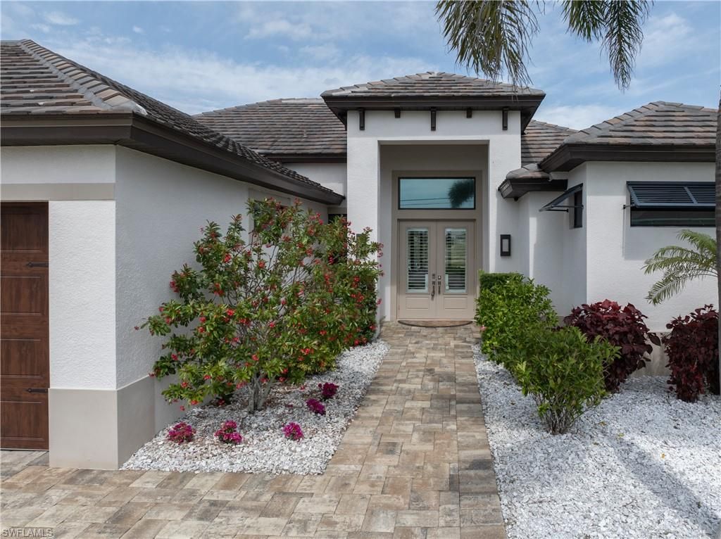 Image 2 of property listing at 1431 SW 40th TER, Cape Coral, FL 33914