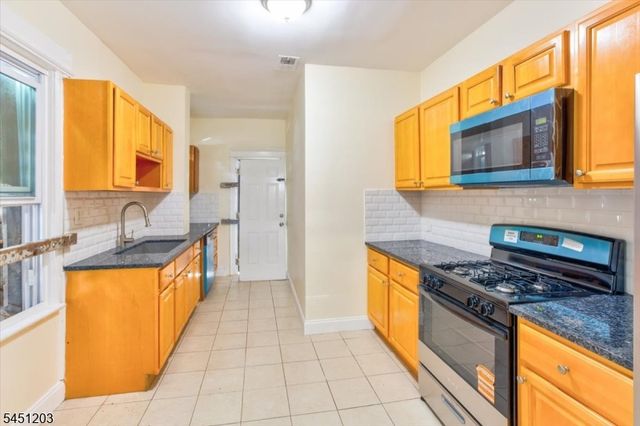 31 Voorhees St, Newark City, NJ 07108