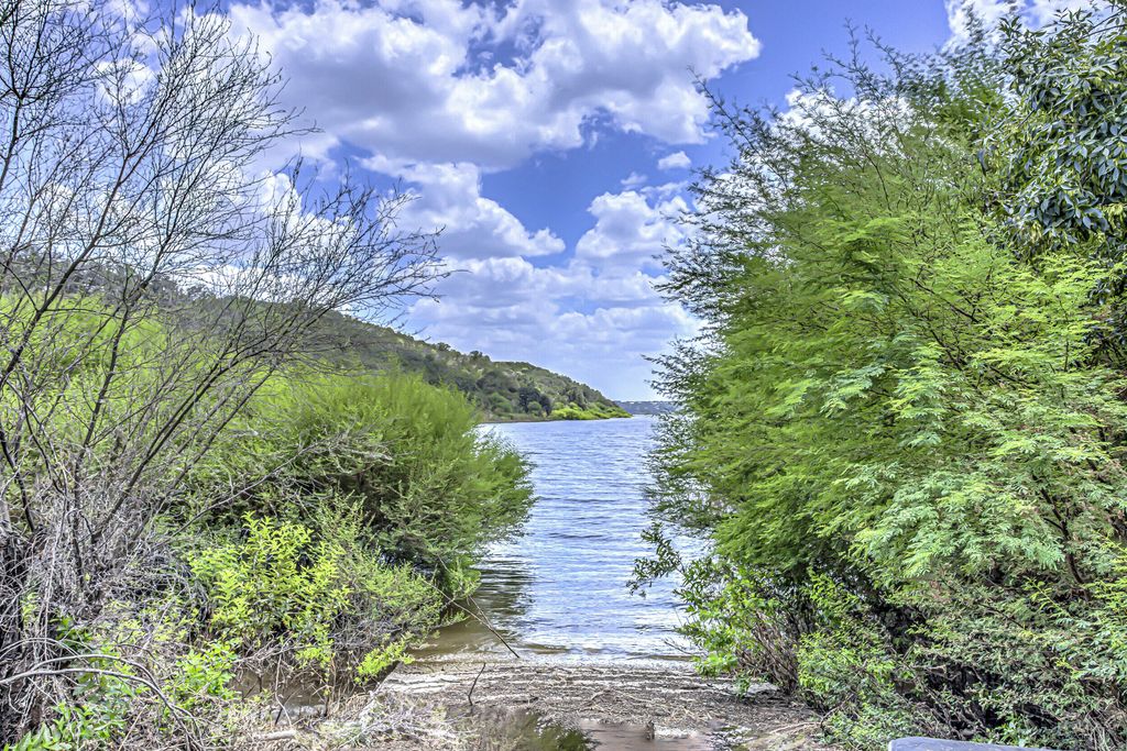 Image 10 of property listing at 920 Boultinghouse Rd, Marble Falls, TX 78654