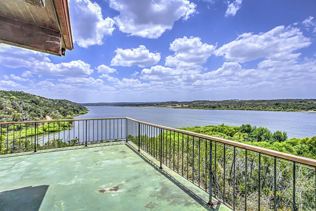 Image 23 of property listing at 920 Boultinghouse Rd, Marble Falls, TX 78654