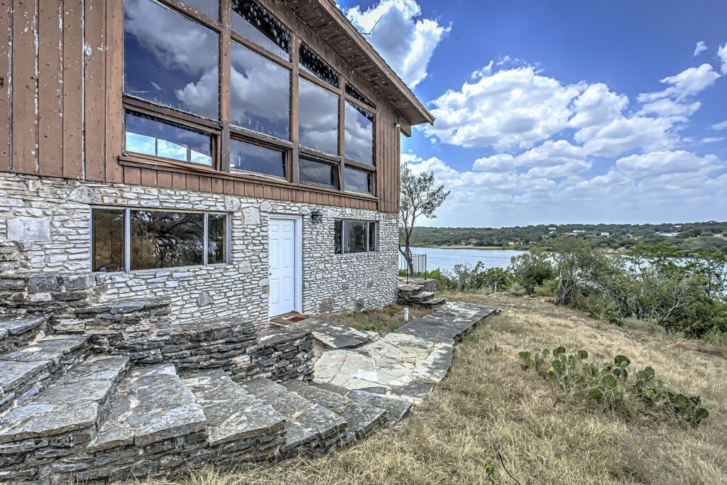 Image 26 of property listing at 920 Boultinghouse Rd, Marble Falls, TX 78654