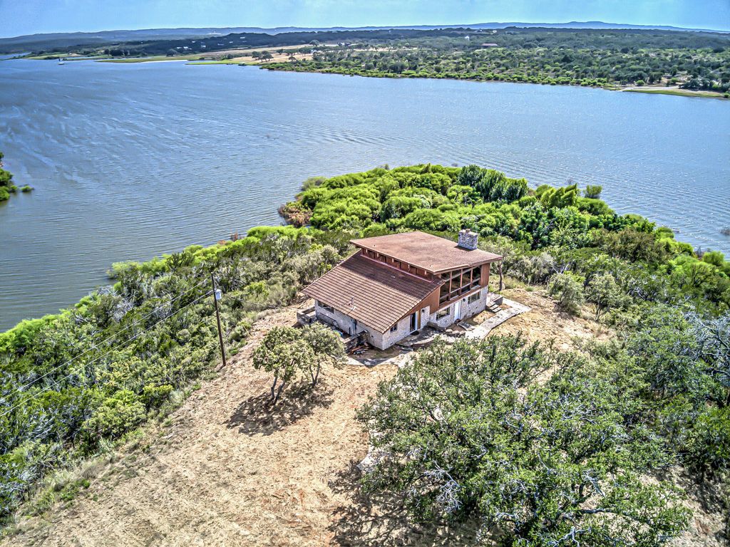 Image 3 of property listing at 920 Boultinghouse Rd, Marble Falls, TX 78654