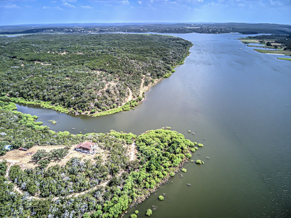 Image 7 of property listing at 920 Boultinghouse Rd, Marble Falls, TX 78654