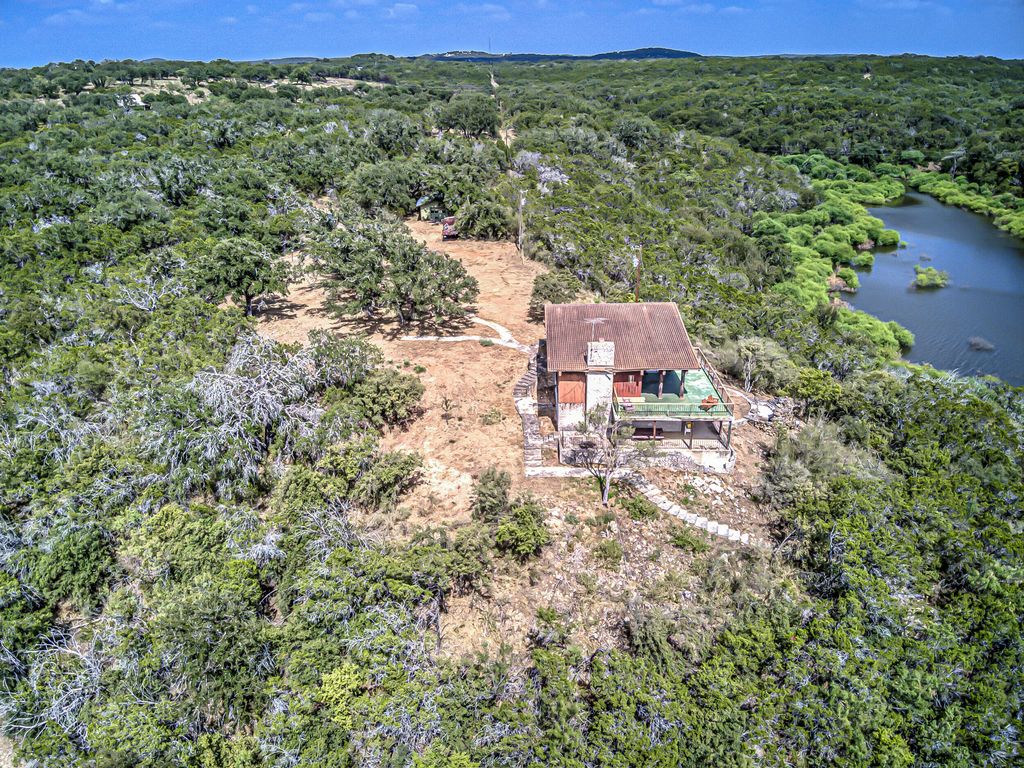Image 8 of property listing at 920 Boultinghouse Rd, Marble Falls, TX 78654