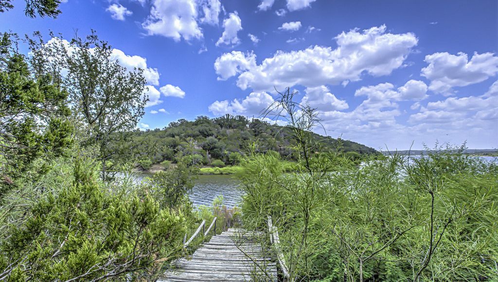 Image 9 of property listing at 920 Boultinghouse Rd, Marble Falls, TX 78654