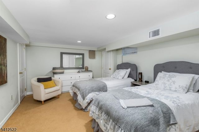 6 Harding Ct, Passaic City, NJ 07055