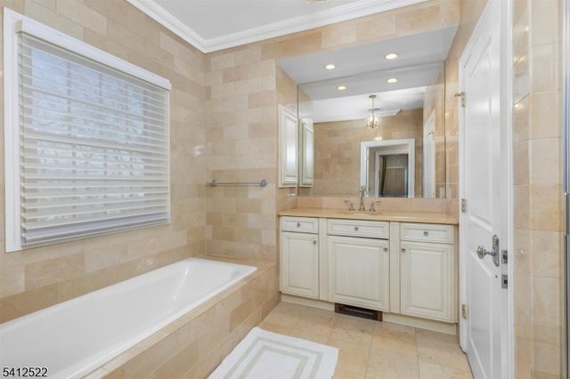 6 Harding Ct, Passaic City, NJ 07055