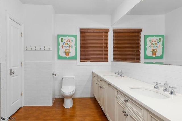 6 Harding Ct, Passaic City, NJ 07055