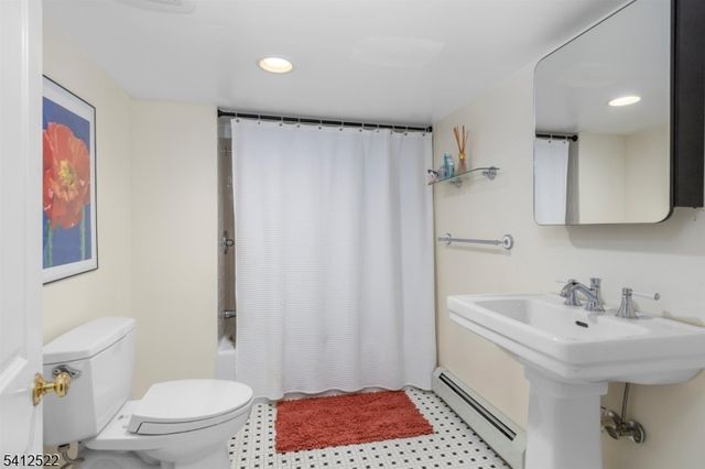 6 Harding Ct, Passaic City, NJ 07055