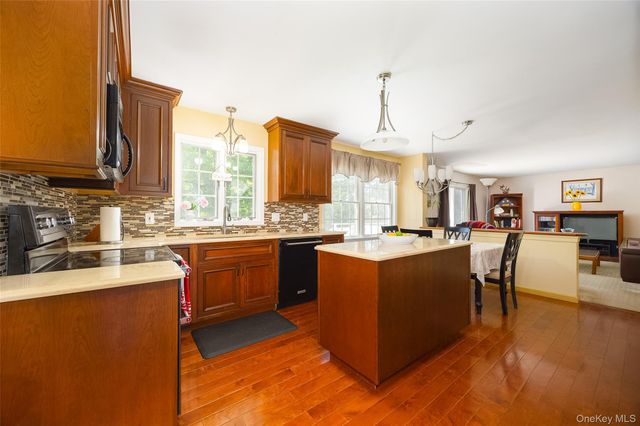 90 Leo Lane, Poughquag, NY 12570