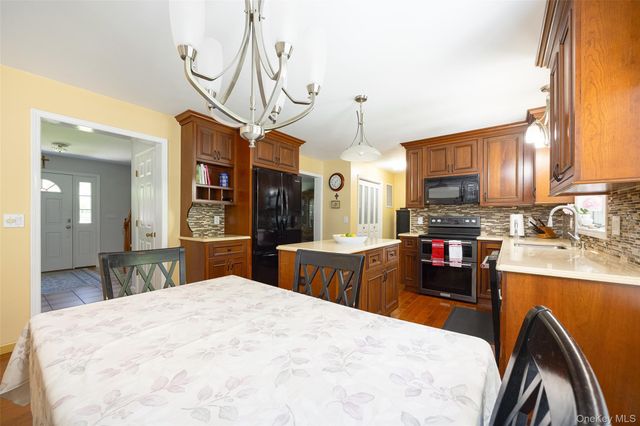 90 Leo Lane, Poughquag, NY 12570